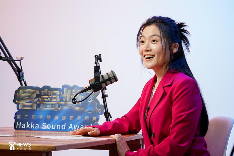 楊小黎透露，以前要演《台北歌手》，背客語台詞讓她每天緊張的手都摳到流血，不過現在已經可以抱持開朗情緒學習客語。
