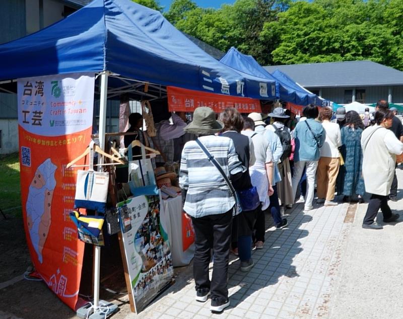 活動現場超過160攤來自日本各地工藝師，日本民眾不遠千里前來觀賞臺灣社區工藝展區