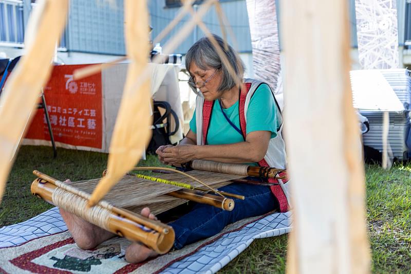 花蓮縣噶瑪蘭族發展協會偕淑月老師現場進行香蕉絲地織機工藝示範展演。