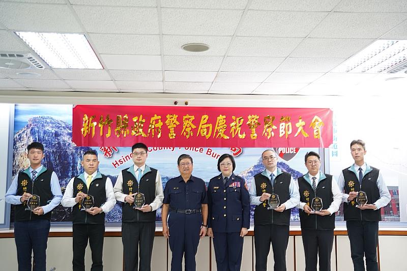 新竹縣長楊文科（左四）頒獎表揚警察局模範警察、查緝刑事案件有功人員