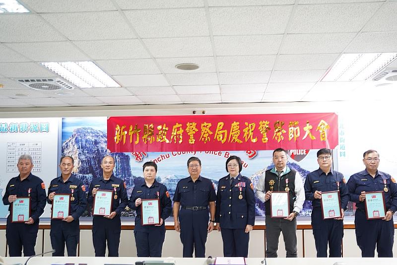 新竹縣長楊文科（左五）表揚警察局「在職服務滿30年資深績優同仁」