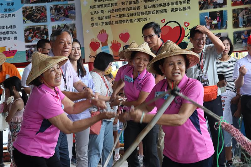 新龍社區迎賓舞，以傳統漁村文化編入表演中，也呈現綠色照顧成果