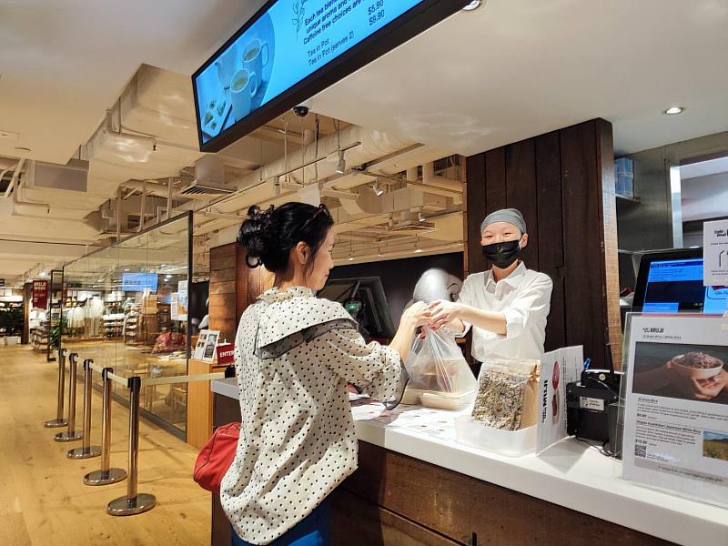 育達科大餐旅系張馨芸主任外帶餐食，由餐旅系同學現場服務