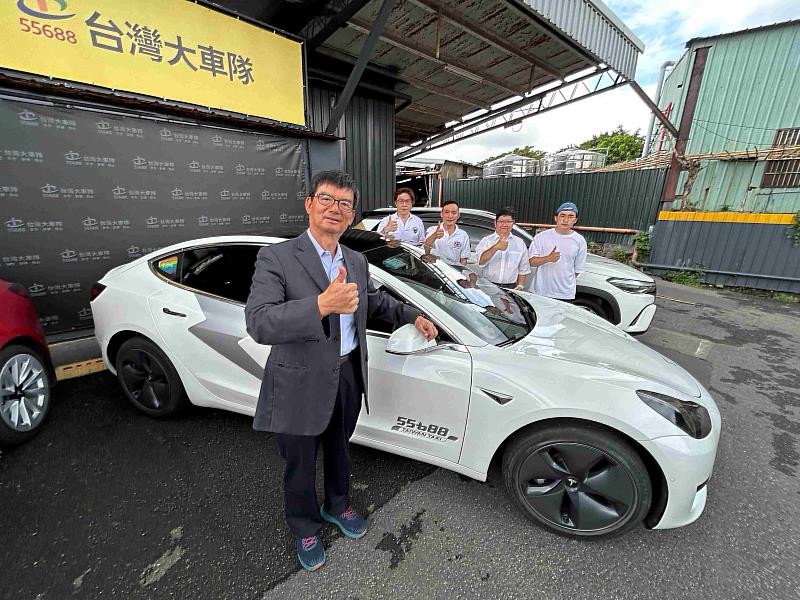 圖二_55688集團董事長林村田（圖左一）表示，面對國內外計程車業者的激烈競爭，大車隊始終保持開放態度，歡迎新業者的加入，認為這顯示了計程車產業的巨大潛力，並能共同促進產業生態的健全發展。
