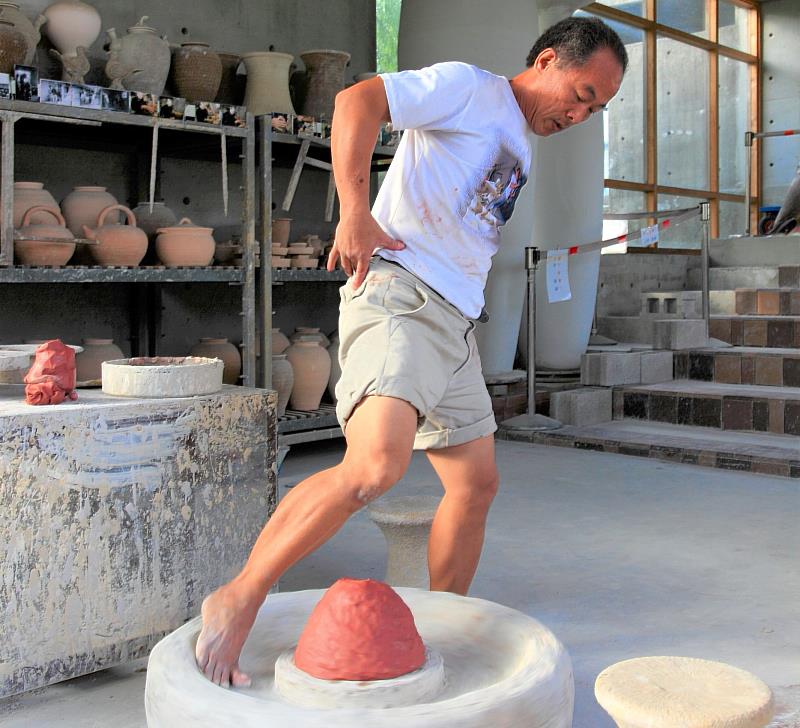 假日在陶瓷藝術園區安排詹國祥師傅示範表演傳統製陶技法「腳踢轆轤」，重現早期陶土拉坯成形的技藝。