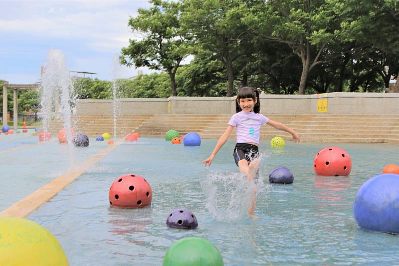 陶博館戲水池6月15日起每週三至週五上午9時30分至17時，週六、週日及國定假日則延長至18時免費開放。