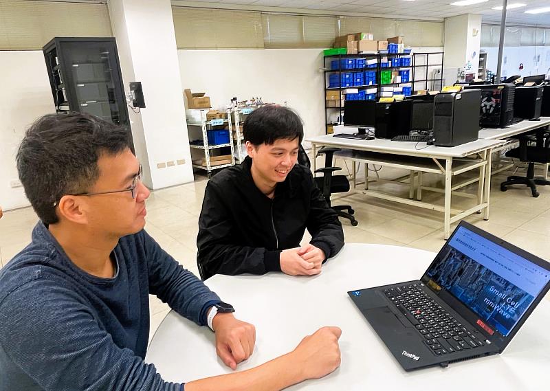 小謝(右)參加北分署「青年就業旗艦計畫」，透過職場導師(左)一對一的指導，學習無線通訊產業研發工程的實務技能。