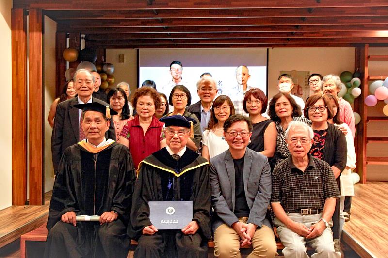 葉步榮名譽文學博士頒授儀式合照。