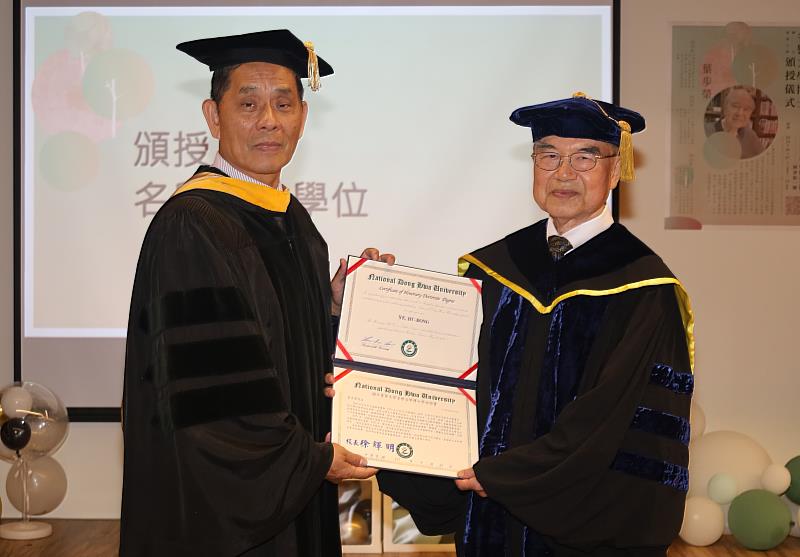 徐輝明校長頒授名譽文學博士學位證書予葉步榮先生。