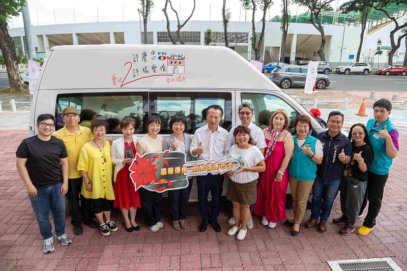 許衍熙先生捐贈小型溫馨復康巴士 延續愛心