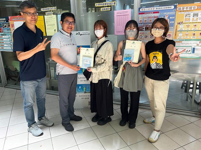 楊泰和學務長(左2)頒獎予「體重過輕」項目得獎者