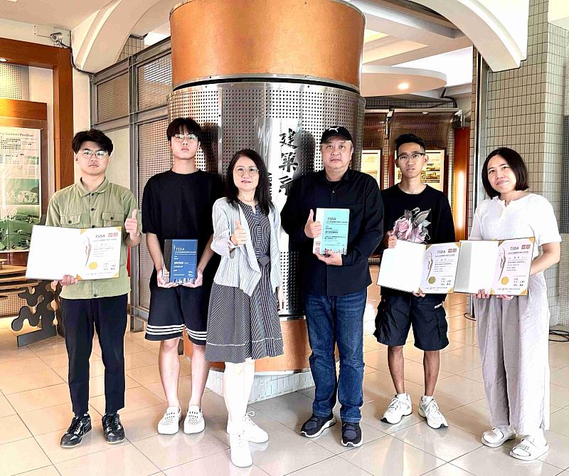 建築系師生拿下「第一屆台灣國際空間設計鈦美獎(TSDA)」最佳教育培訓機構獎。