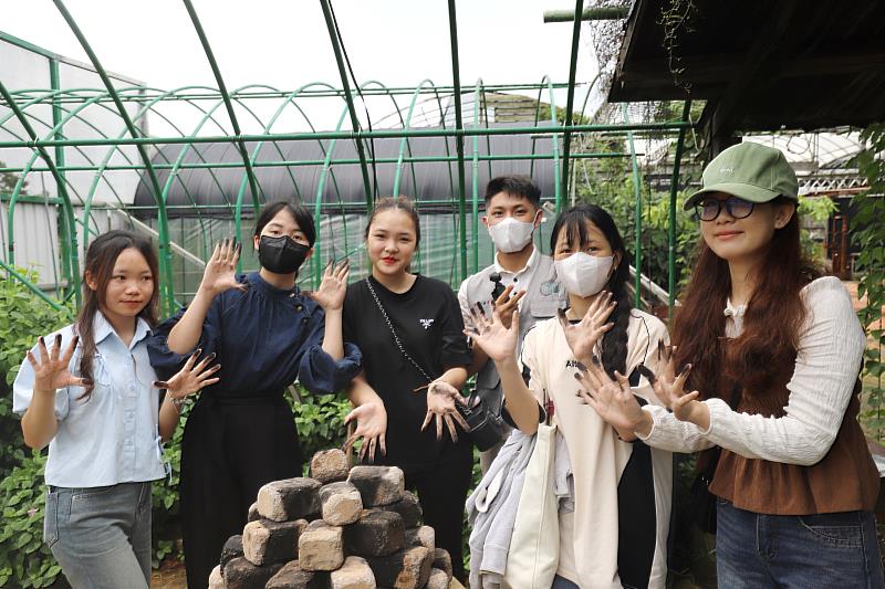 育達科大接待家庭外籍學生焢土窯體驗