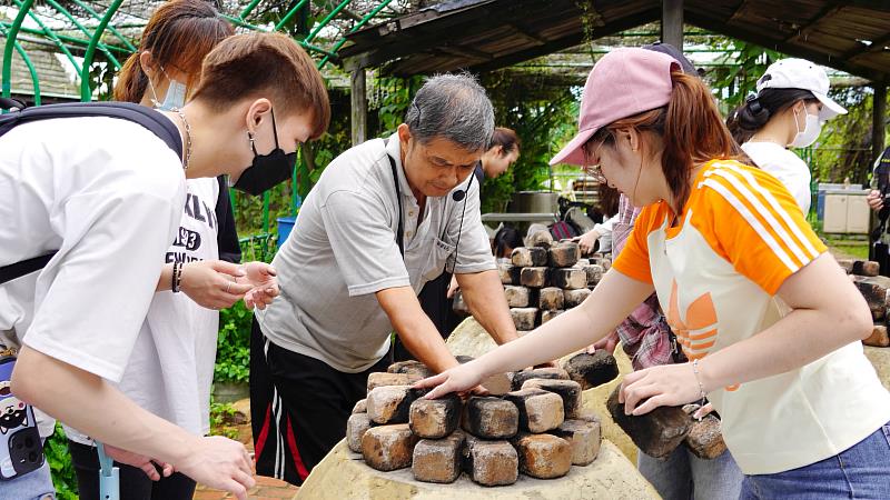 育達科大餐旅系同學與外籍學生焢土窯體驗