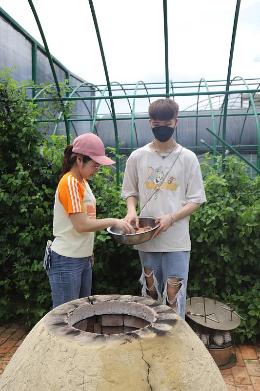 育達科大餐旅系同學與外籍學生共同合作完成焢土窯體驗