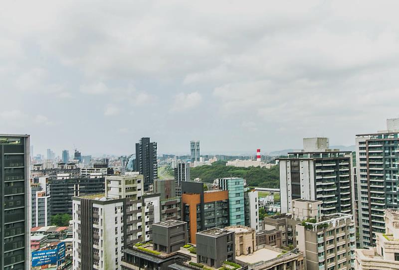 台灣氣候潮濕多雨，若擔心買到漏水屋，永慶房屋提供「不限屋齡漏水保固」。圖/永慶房屋提供