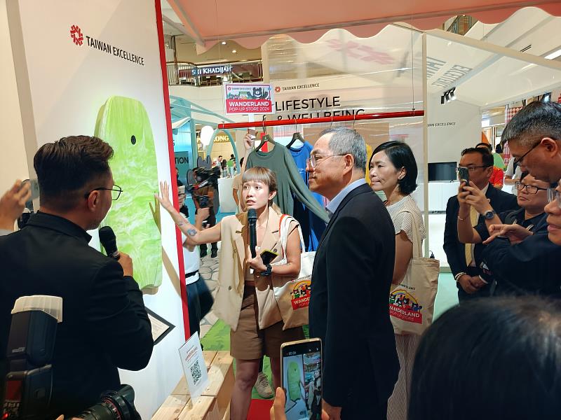 馬來西亞運動網紅(左2)向卜正珉(圖中)分享最愛的台灣精品使用心得。(貿協提供)