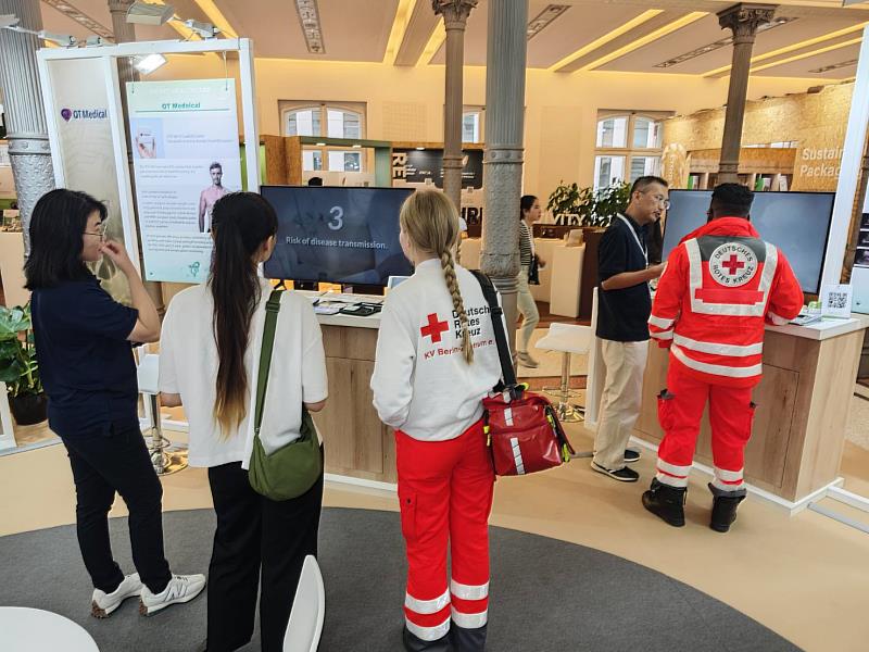 我參展商優質產品吸引德國紅十字會救護人員前來洽詢。(貿協提供)