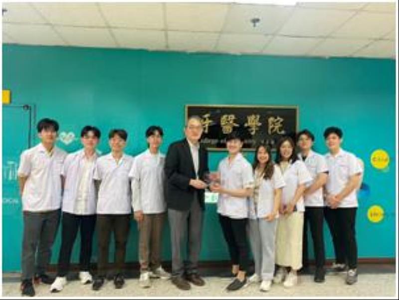 牙醫學院傅立志院長接待泰國朱拉隆功大學牙醫學院同學.
