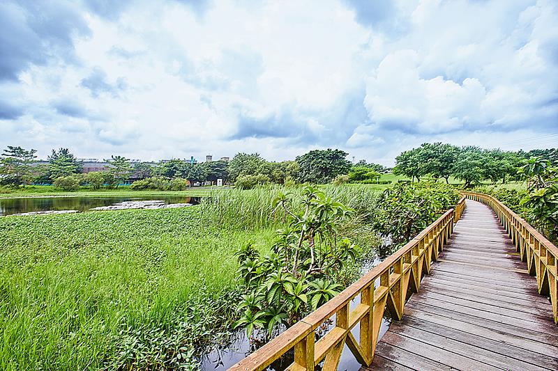 此為國立高雄科技大學第一校區鴴池實景，生態、水資源循環、植披均維持良好發展，是高科大永續校園的其中一個示範亮點。