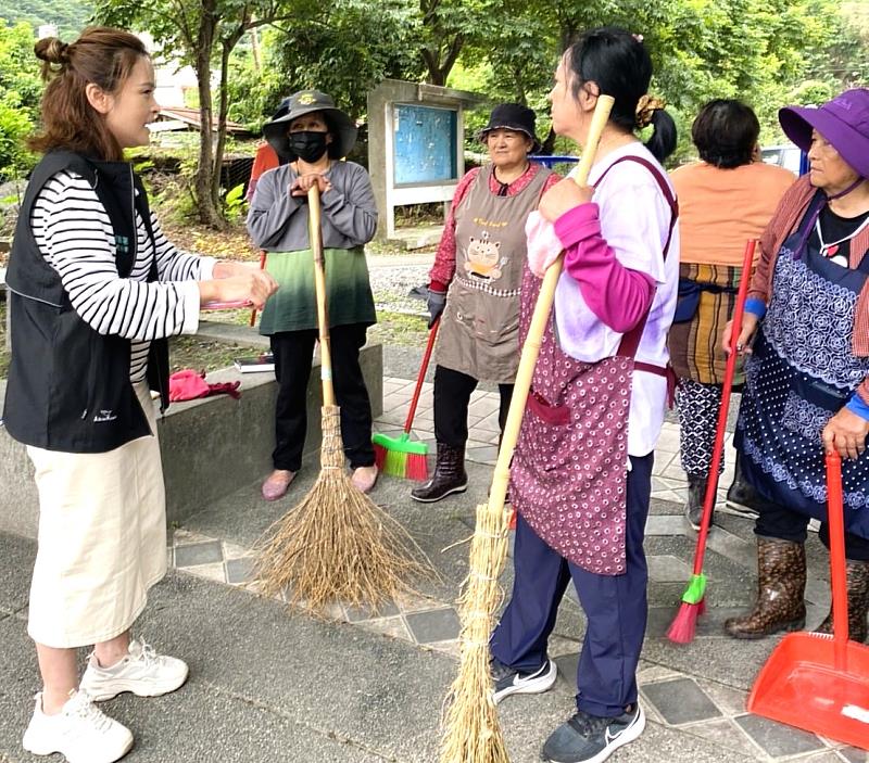 花蓮就業中心人員訪視秀林鄉公所上工人員工作情形