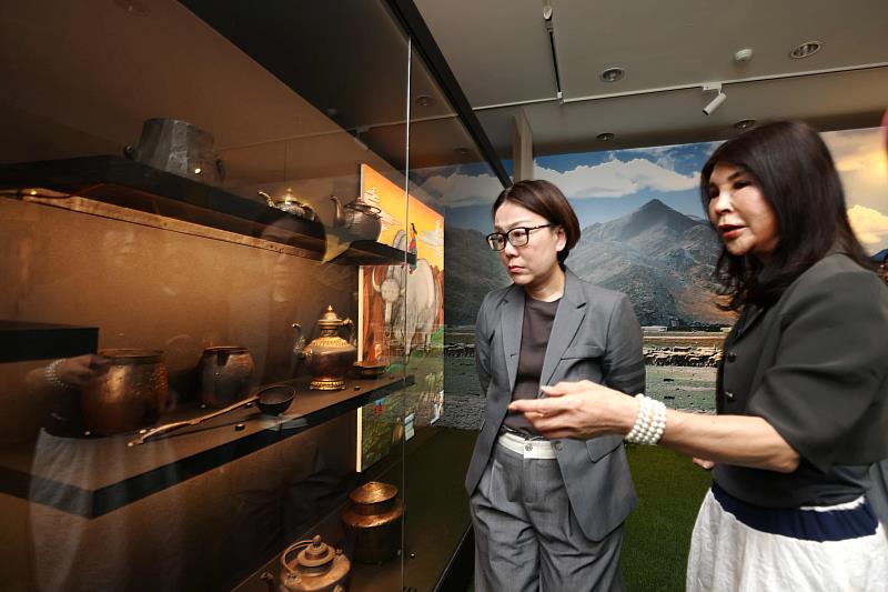 文化部政務次長王時思（左）在蒙藏文化中心主任高玉珍導覽下參觀「西藏生活與茶文化」展區。