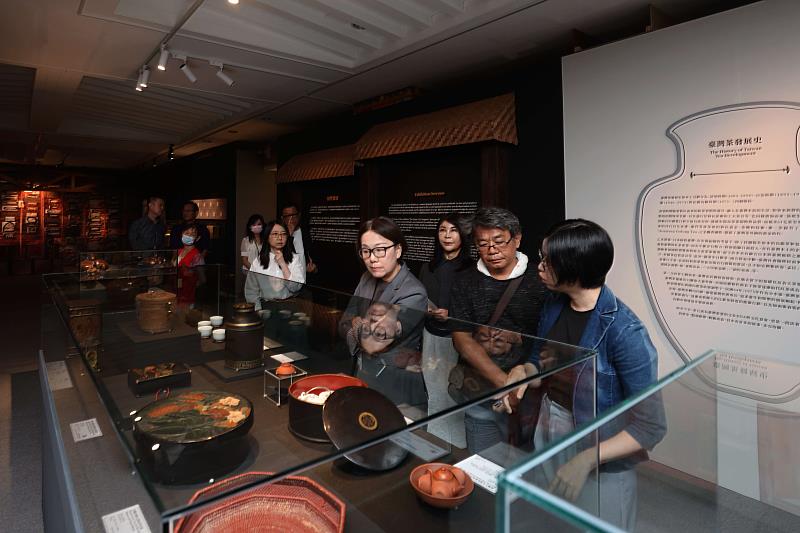 文化部政務次長王時思（左1）在茶文化工作者鄭雅之（右1）導覽下參觀「早期臺灣茶文化」展區。