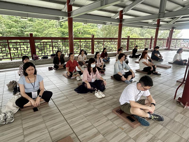 南華大學與教育部攜手舉辦生命教育精進研習工作坊，安排正念靜坐行禪體驗。