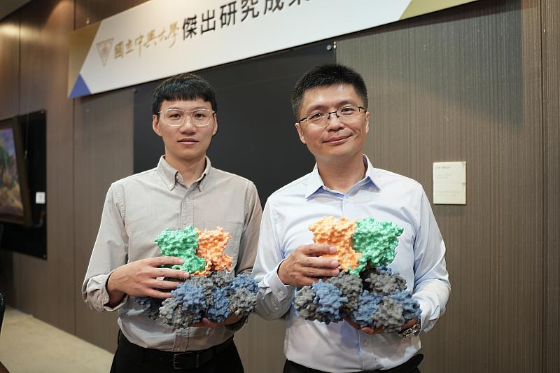 興大生化所胡念仁副教授（右）與博士候選人江冠賢（左）解析細菌鉀離子通道蛋白結構，成果發表在《自然通訊》