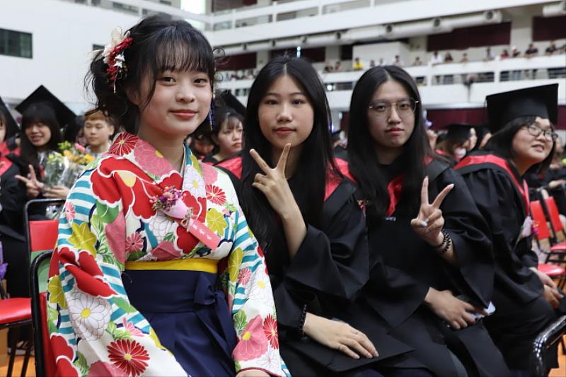 曾去日本見習的醫管系畢業生郭佩婷特地穿和服參加畢業典禮盛典，成了會場眾人目光