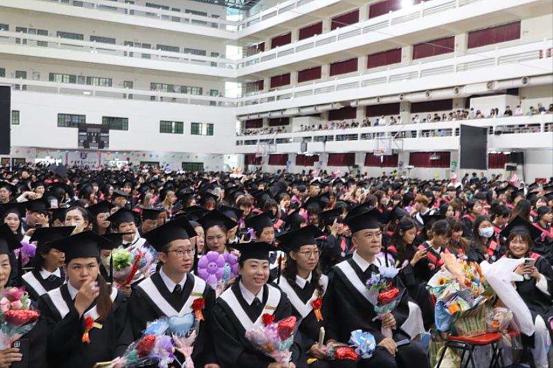 中華醫大畢業典禮，近二千位畢業生齊聚一堂
