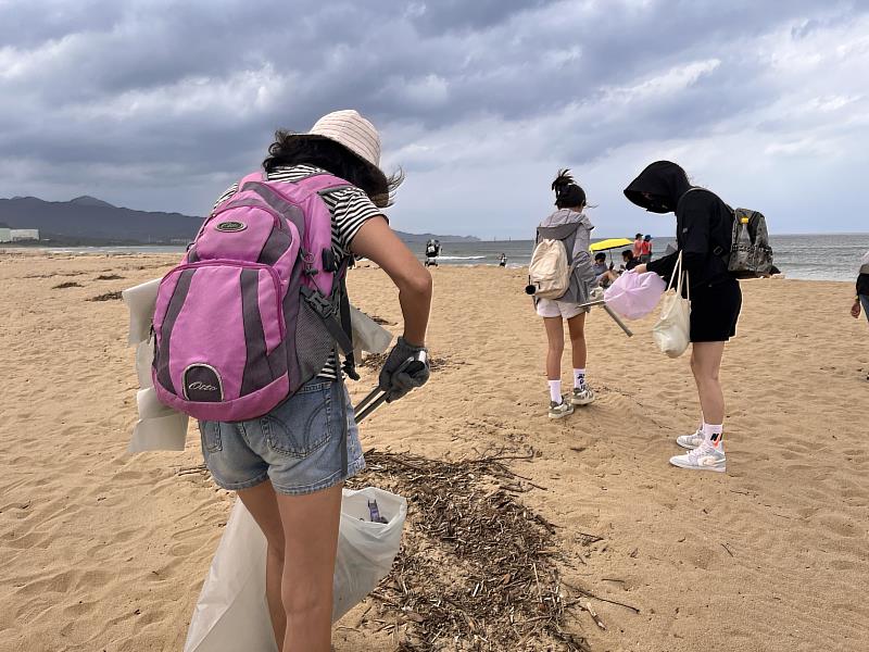 淨灘夥伴以行動力友善地球，珍愛海洋，守護福隆的美麗海岸。（靈鷲山佛教教團）