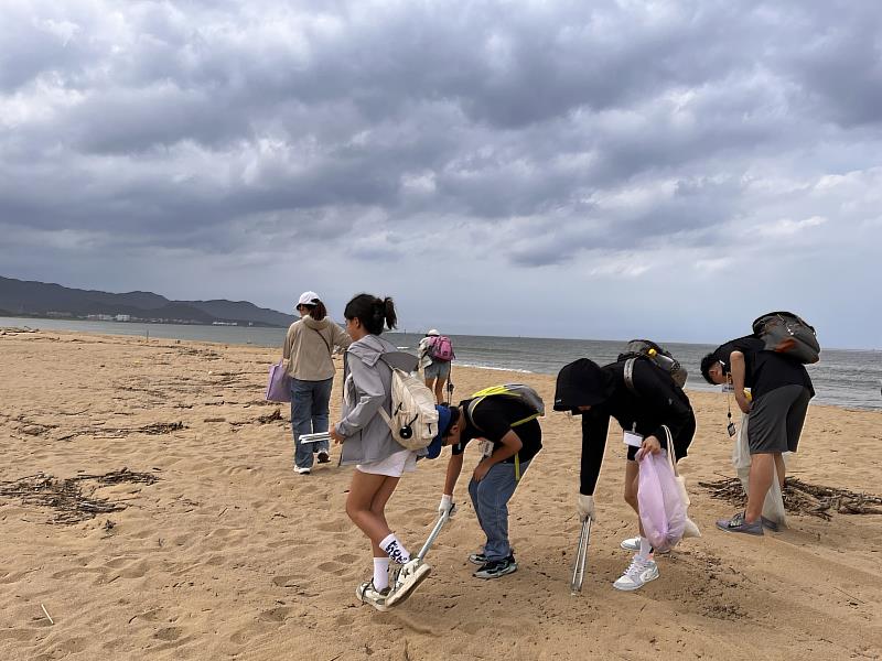 淨灘夥伴以行動力友善地球，珍愛海洋，守護福隆的美麗海岸。（靈鷲山佛教教團）