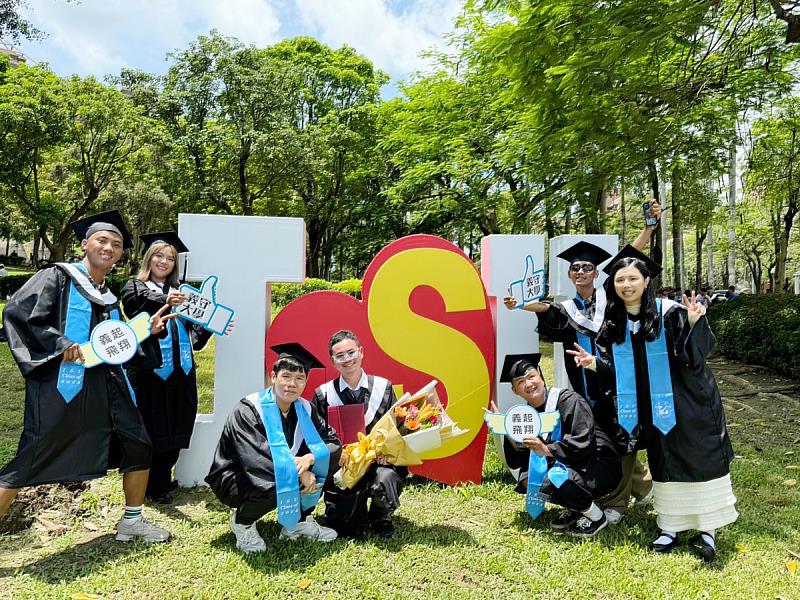 即將投入職場成社會新鮮人，畢業生把握機會拍照，為青春的故事畫下完美句點(照片來源：義守大學提供)。