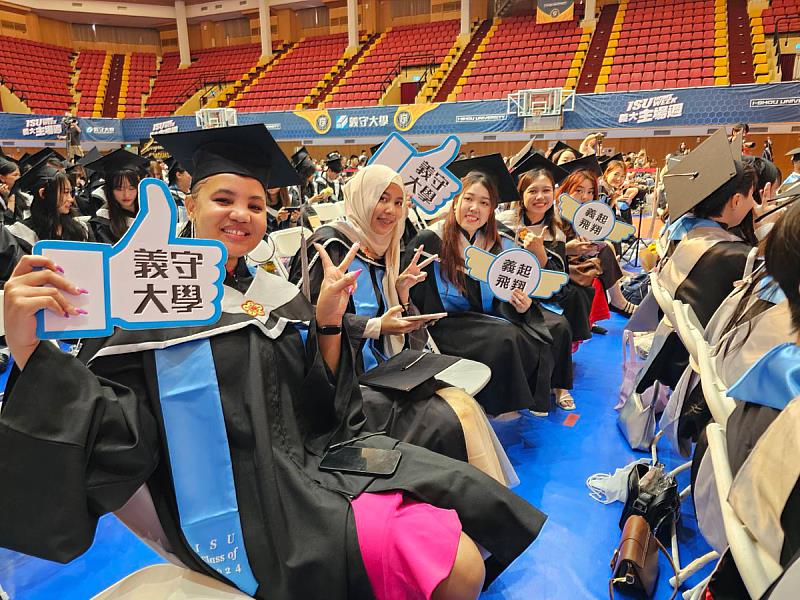「國際學院」有臺灣、印尼、泰國、巴勒斯坦、日本、吉爾吉斯、史瓦帝尼、蒙古、聖文森等多國家學生畢業，不少家長遠道而來以行動表達祝福(照片來源：義守大學提供)。