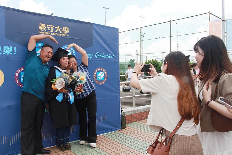 義守大學設置多個具有校園意象的大型看板打卡區，吸引畢業生爭相拍照留念(照片來源：義守大學提供)。