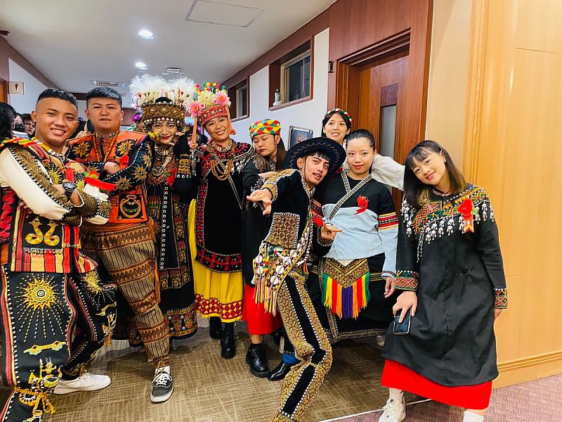 「原住民族學院」學子特別穿上代表自已家鄉的族服，以走星光大道方式出席畢業典禮(照片來源：義守大學提供)。
