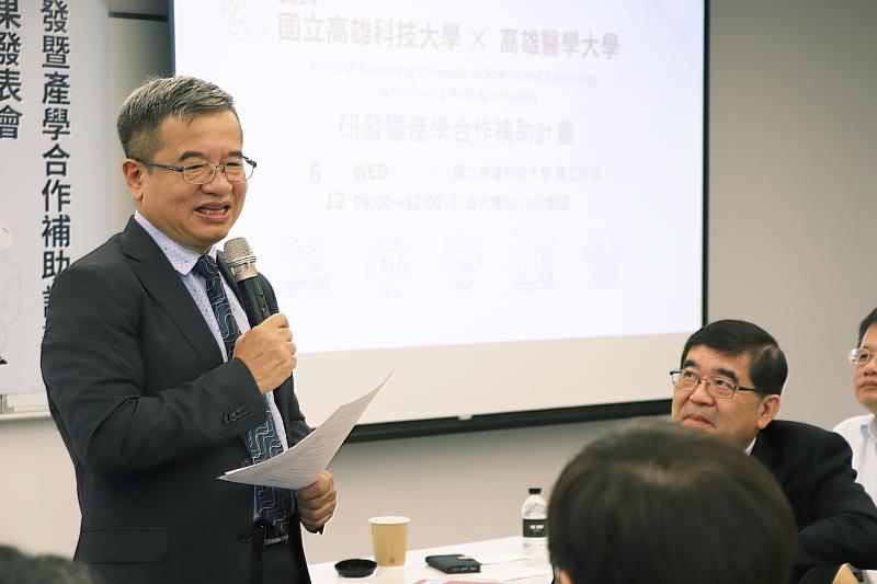 高科大楊慶煜校長(圖左)於成果展上表示，高科大與高醫大合作產學、研發表現亮眼，為社會發展、健康照護提供助力。