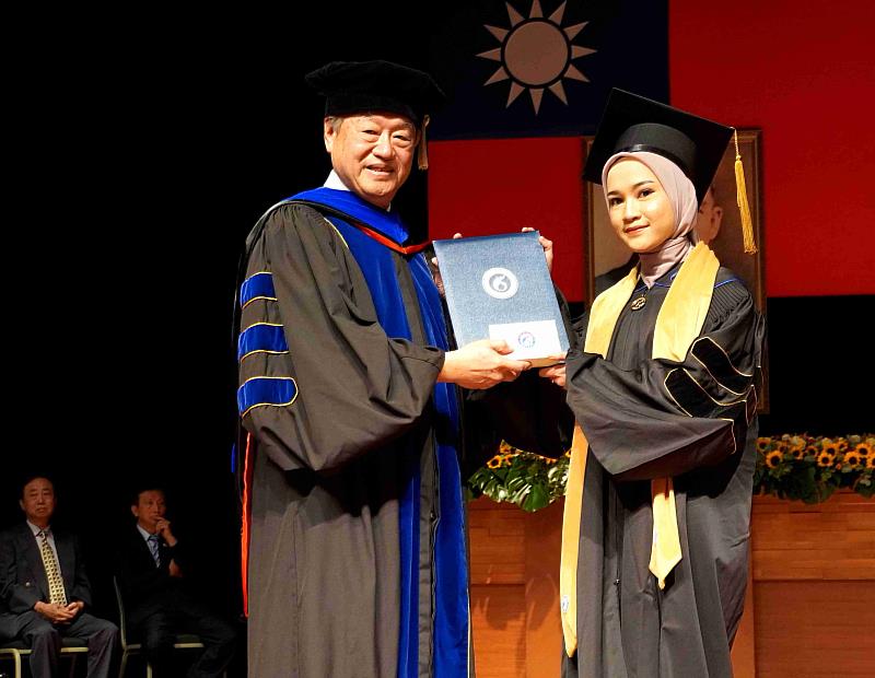 龔校長頒外籍生畢業證書。