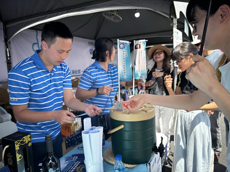 臺東縣府攜手21家深層海水業者 前進高雄港推廣「台東藍 純淨深層海水TTBLUE」