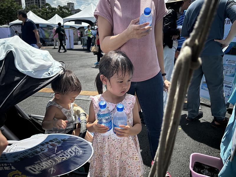 臺東縣府攜手21家深層海水業者 前進高雄港推廣「台東藍 純淨深層海水TTBLUE」