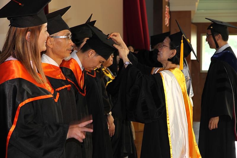 元培112學年畢業典禮醫護學院鍾玉珠院長為碩士班學生撥穗