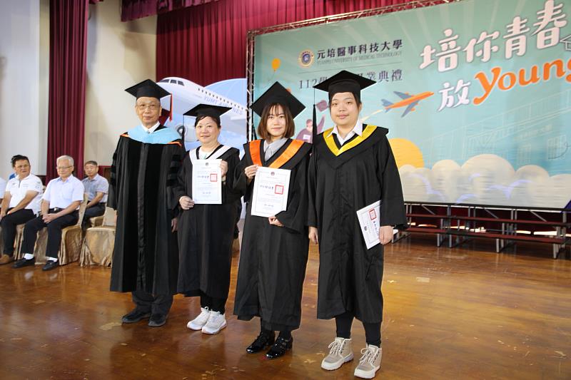 元培3位來自香港的僑生在畢業典禮上獲蔡世傑副校長(左一)頒僑生學行優良獎