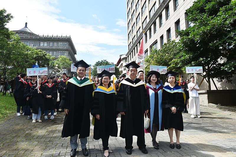 文化大學校園巡禮為每年畢業典禮一大亮點，由王子奇校長率學院院長帶領畢業生巡禮校園。