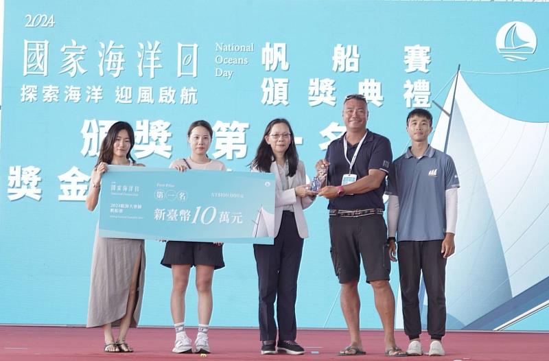 海洋委員會黃向文政務副主任委員頒發獎金新臺幣10萬元給第一名「星羅」船隊