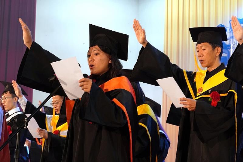 圖／獲頒斐陶斐榮譽會員獎的24位畢業生，上台宣讀入會誓詞。