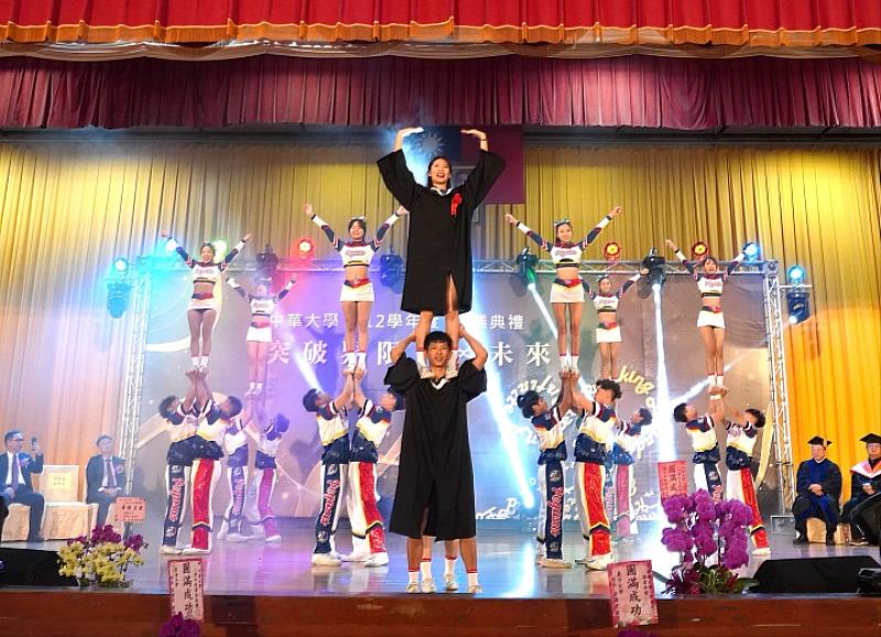 圖／中華大學競技啦啦隊帶來熱情精湛的表演，為畢業典禮畫下完美的句點。
