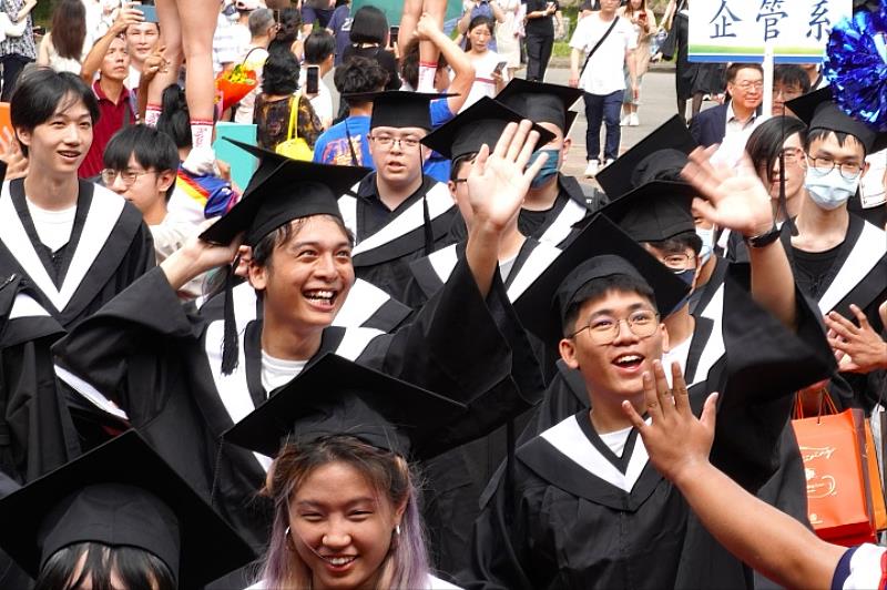 圖／今年共有1507位畢業生，進場氣氛熱絡。