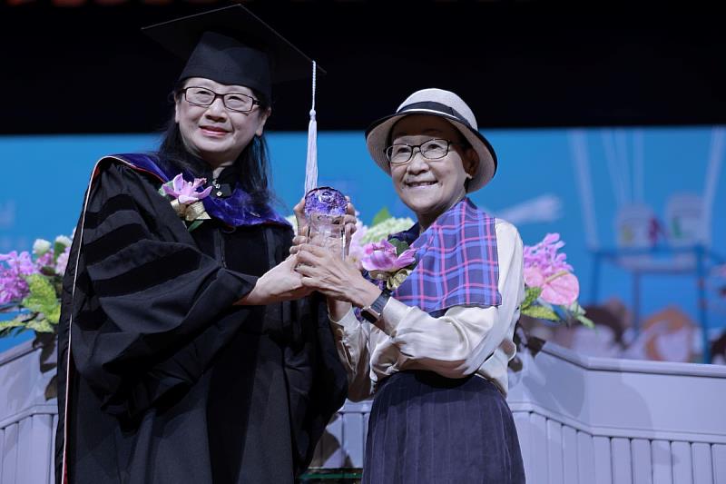 專科部英文科第3屆王譽娜校友當選2024年傑出校友(右)，由莊慧玲校長(左)頒贈獎座。
