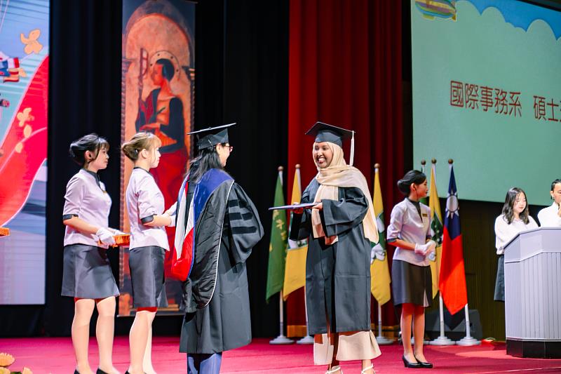 文藻外語大學於今日舉辦畢業典禮，來自全球15個國家的境外生順利完成學業。